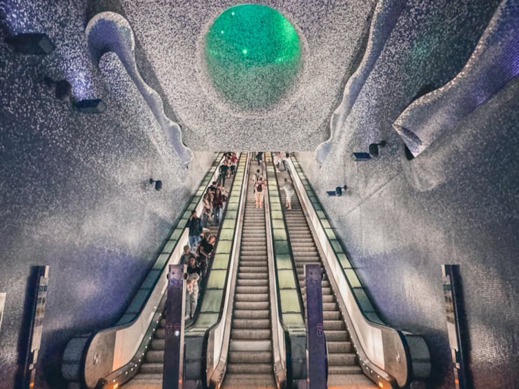 que ver en napoles estacion metro toledo