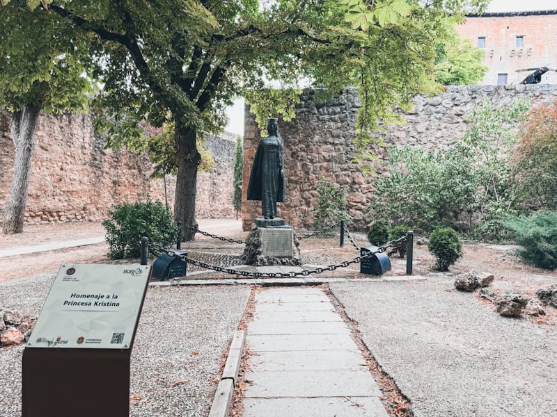 que ver en covarrubias monumento a la infanta cristina