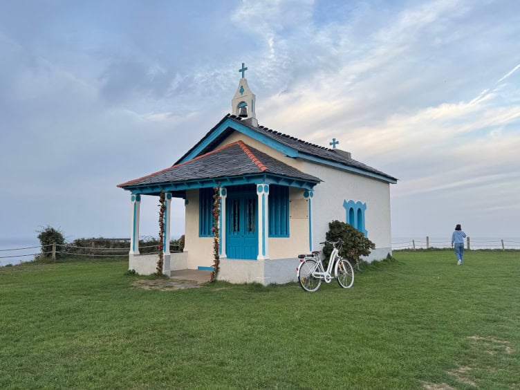 que ver cerca de puerto de vega ermita la regalina