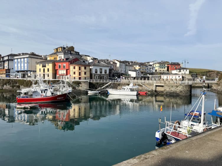 que ver cerca de luarca puerto de vega