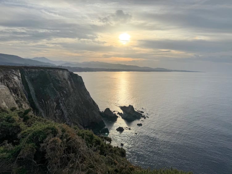 que ver cerca de luarca cabo busto