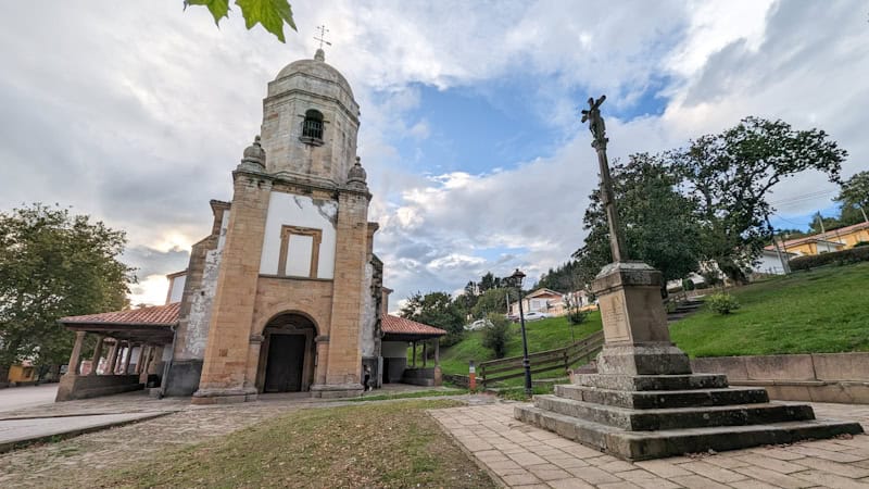 que ver en lastres iglesia santa maria de sabada