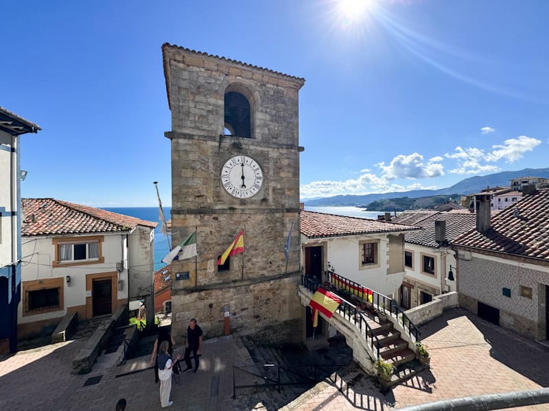 que ver en lastres torre del reloj