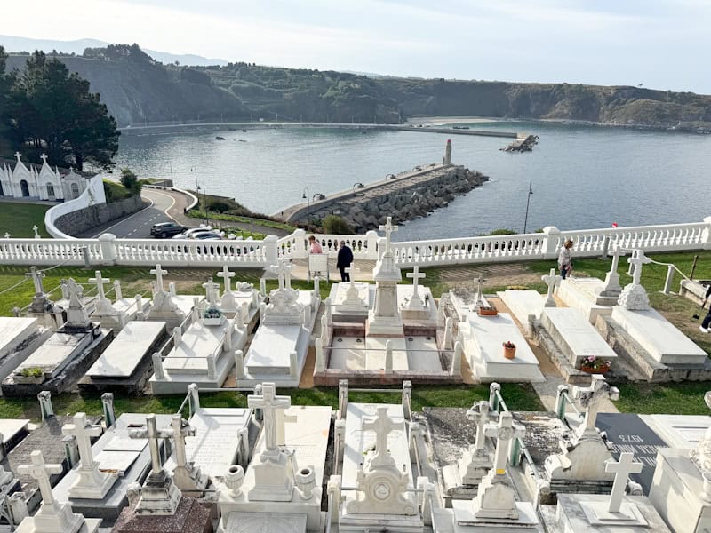 que ver en luarca cementerio