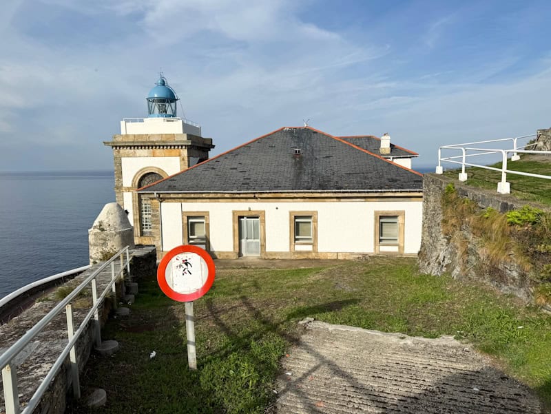 que ver en luarca faro