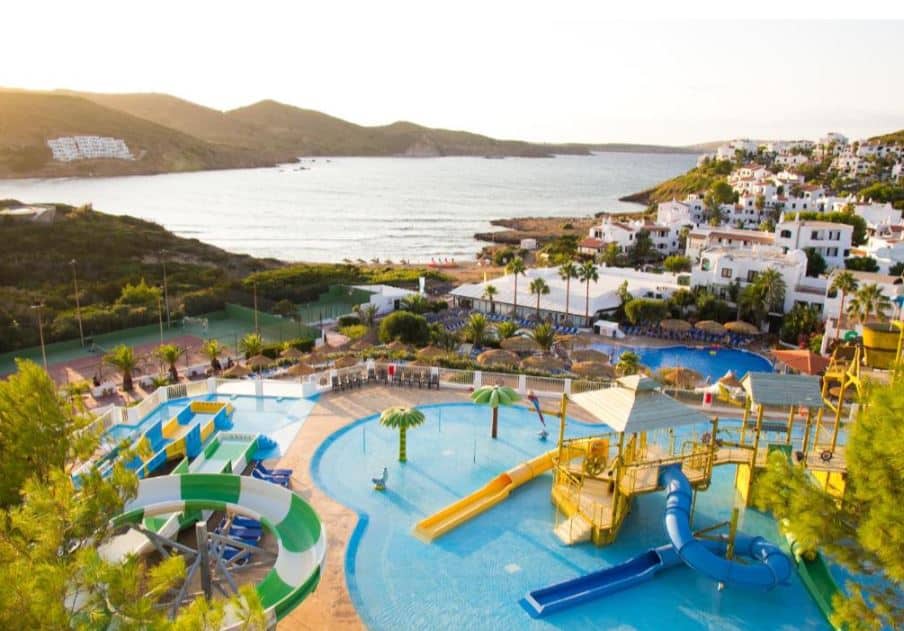 donde alojarse en menorca con niños