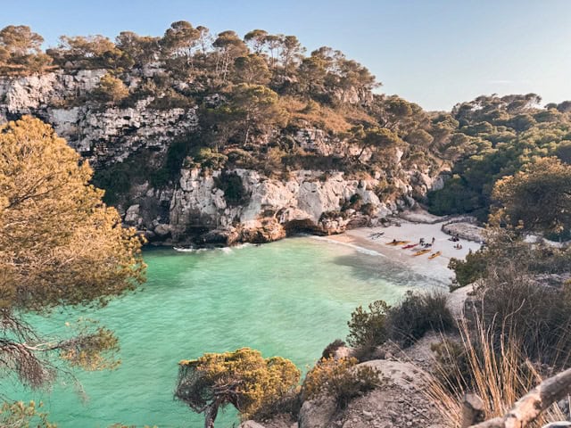 que ver en menorca cala macarelleta